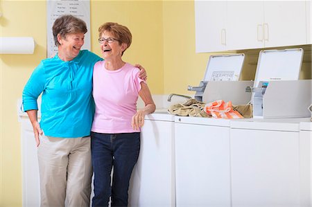 Senior women laughing in a laundry room Photographie de stock - Premium Libres de Droits, Code: 6105-07521343