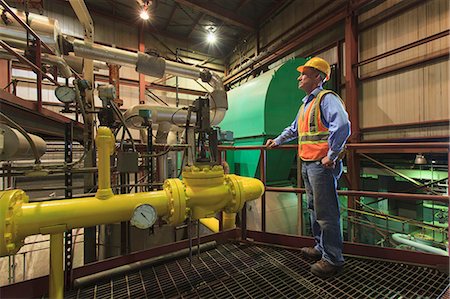 electricidad - Engineer in electric power plant inspecting condenser room piping Foto de stock - Sin royalties Premium, Código: 6105-07744452