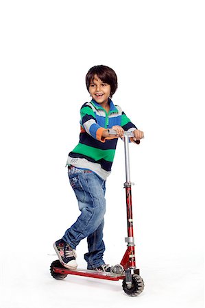 simsearch:400-04335148,k - Portrait of little boy with foot push skate cycle Foto de stock - Sin royalties Premium, Código: 6107-06117702