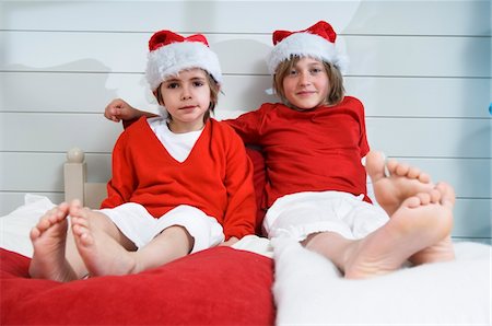 santa children - 2 boys on bed, disguised as Santa Claus Stock Photo - Premium Royalty-Free, Code: 6108-05856090