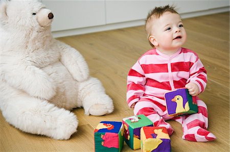 pelucheux - Bébé joue, assis sur le plancher Photographie de stock - Premium Libres de Droits, Code: 6108-05856021