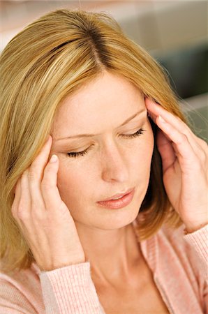 dolor de cabeza - Woman with hands on temples, eyes closed Foto de stock - Sin royalties Premium, Código: 6108-05857720