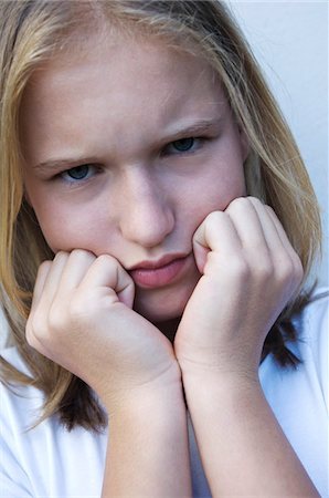 schmollen (beleidigt sein) - Porträt eines Teenager-Mädchen schmollen Stockbilder - Premium RF Lizenzfrei, Bildnummer: 6108-05857816