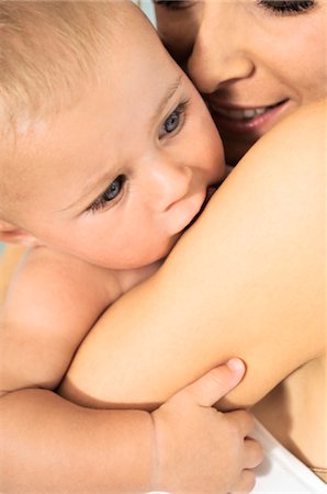 eyes looking away - Portrait of lother and her baby, close-up, indoors Stock Photo - Premium Royalty-Free, Code: 6108-05857940