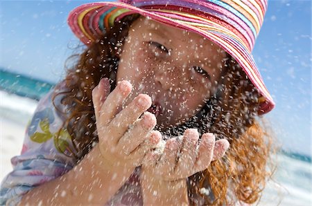 sand sea kids - Portrait of a little girl blowing sand in her hands, outdoors Foto de stock - Sin royalties Premium, Código: 6108-05858063