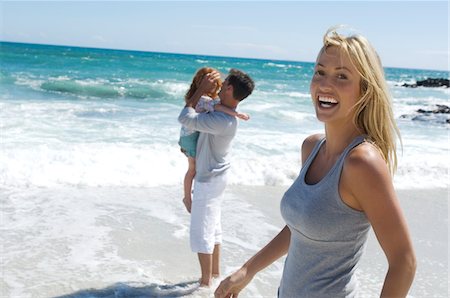 sand sea kids - Parents and daughter on the beach, outdoors Foto de stock - Sin royalties Premium, Código: 6108-05858066