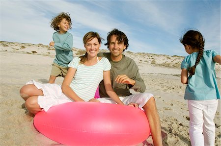 simsearch:6108-05858260,k - Parents and two children on the beach, couple posing for the camera, outdoors Stock Photo - Premium Royalty-Free, Code: 6108-05858090