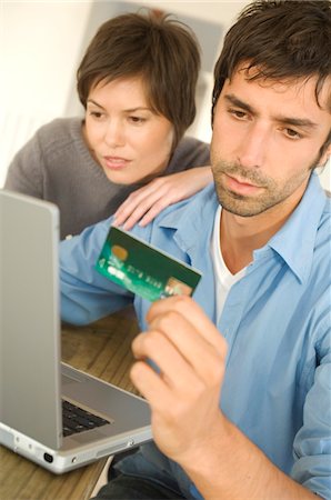 Jeune couple à l'aide de la carte de crédit sur internet Photographie de stock - Premium Libres de Droits, Code: 6108-05858695
