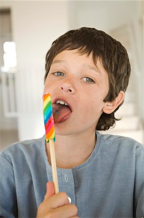 pirulí - Portrait of little boy licking lollipop Foto de stock - Sin royalties Premium, Código: 6108-05859180