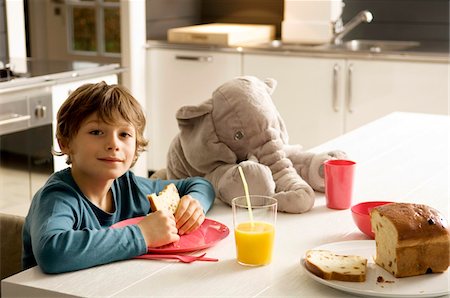 simsearch:6108-05864945,k - Portrait of a boy having breakfast in the kitchen Stock Photo - Premium Royalty-Free, Code: 6108-05859853