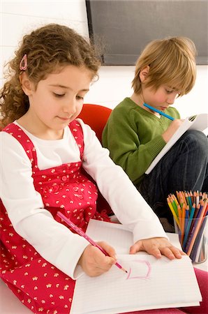 simsearch:6108-05860263,k - Two children drawing on a notepad Stock Photo - Premium Royalty-Free, Code: 6108-05860298