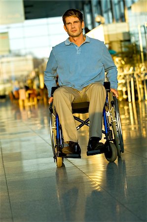 Mid homme adult assis dans un fauteuil roulant Photographie de stock - Premium Libres de Droits, Code: 6108-05860409