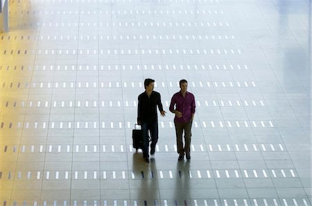 simsearch:6108-05860448,k - High angle view of a mid adult man walking with a young man at an airport lobby Foto de stock - Sin royalties Premium, Código: 6108-05860574