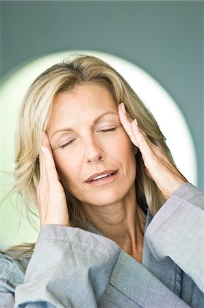 Close-up of a woman holding her head Foto de stock - Sin royalties Premium, Código: 6108-05862231