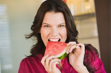 red watermelon - Portrait d'une femme manger une tranche de melon d'eau Photographie de stock - Premium Libres de Droits, Code: 6108-05862434