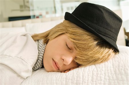 Adolescent endormi sur le lit Photographie de stock - Premium Libres de Droits, Code: 6108-05862571