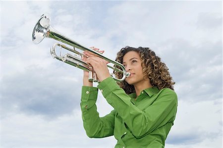 Vue d'angle faible d'une jeune fille jouant de la trompette Photographie de stock - Premium Libres de Droits, Code: 6108-05862877