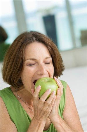 Close-up of a woman eating an apple Stock Photo - Premium Royalty-Free, Code: 6108-05862818