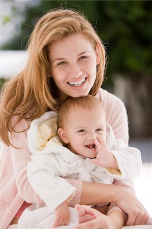 simsearch:6108-05863242,k - Femme souriant avec sa fille Photographie de stock - Premium Libres de Droits, Code: 6108-05863169