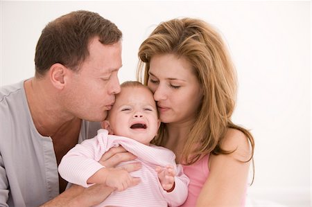 simsearch:6108-05863242,k - Parents consoler leur fille qui pleure Photographie de stock - Premium Libres de Droits, Code: 6108-05863177
