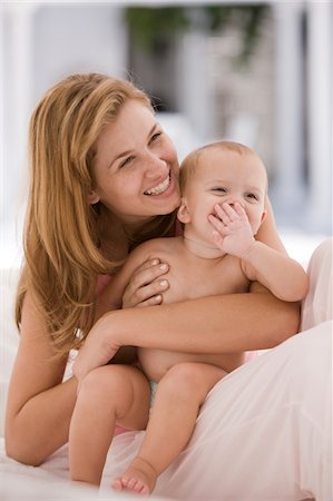 simsearch:6108-05863242,k - Femme souriant avec sa fille Photographie de stock - Premium Libres de Droits, Code: 6108-05863205