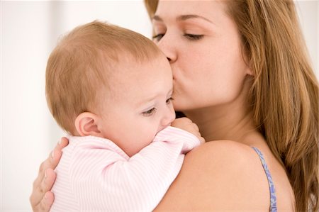 simsearch:6108-05863242,k - Femme embrasse sa fille Photographie de stock - Premium Libres de Droits, Code: 6108-05863227