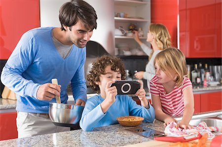 simsearch:6108-05863411,k - Man with his children in the kitchen Stock Photo - Premium Royalty-Free, Code: 6108-05863369