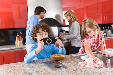 simsearch:6108-05860263,k - Family in the kitchen Stock Photo - Premium Royalty-Free, Code: 6108-05863380