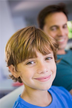 Portrait d'un garçon souriant Photographie de stock - Premium Libres de Droits, Code: 6108-05863381