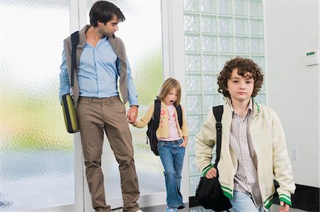 Homme avec ses enfants entrer dans une maison Photographie de stock - Premium Libres de Droits, Code: 6108-05863394