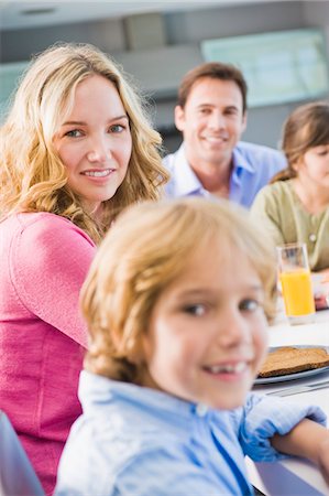 simsearch:6108-05863411,k - Portrait of a family having breakfast and smiling Stock Photo - Premium Royalty-Free, Code: 6108-05863443