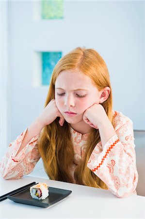 sad child sitting - Girl at the dining table Foto de stock - Sin royalties Premium, Código: 6108-05863470