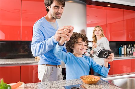 simsearch:6108-05863411,k - Family in the kitchen Stock Photo - Premium Royalty-Free, Code: 6108-05863400