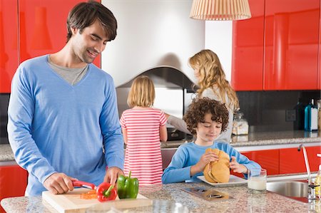 simsearch:6108-05863411,k - Family in the kitchen Stock Photo - Premium Royalty-Free, Code: 6108-05863436
