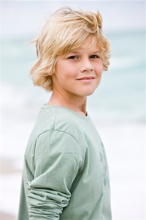 Portrait d'un garçon debout sur la plage Photographie de stock - Premium Libres de Droits, Code: 6108-05864077
