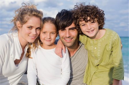 sea group fun - Portrait of a family smiling Stock Photo - Premium Royalty-Free, Code: 6108-05864039