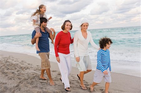 simsearch:6108-05858260,k - Family on the beach Stock Photo - Premium Royalty-Free, Code: 6108-05864172