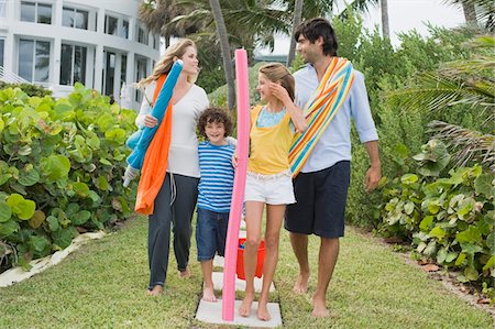 family, hotel - Family standing in the garden of a tourist resort Stock Photo - Premium Royalty-Free, Code: 6108-05864183