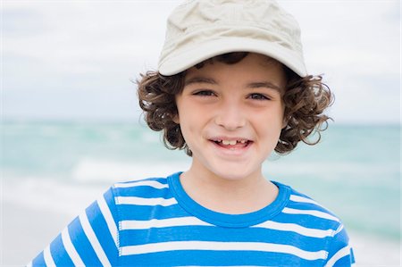 Garçon souriant sur la plage Photographie de stock - Premium Libres de Droits, Code: 6108-05864126
