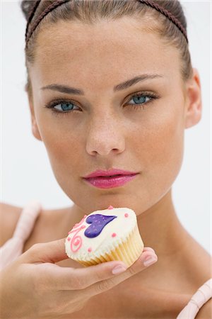 simsearch:6108-05865577,k - Woman holding a cupcake Stock Photo - Premium Royalty-Free, Code: 6108-05864324