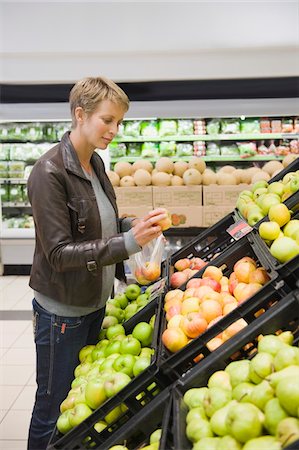 simsearch:6108-05864737,k - Woman buying apples in a supermarket Stock Photo - Premium Royalty-Free, Code: 6108-05864554