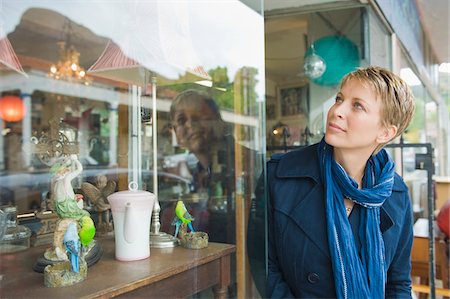 Fenêtre de femme shopping dans un magasin Photographie de stock - Premium Libres de Droits, Code: 6108-05864703