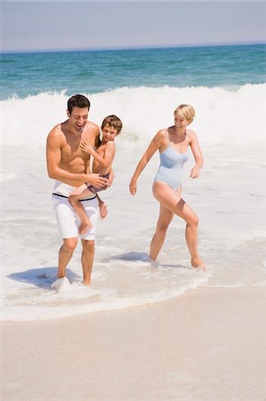 Family playing on the beach Foto de stock - Sin royalties Premium, Código: 6108-05865164