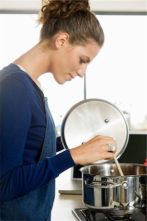 Woman preparing food in the kitchen Stock Photo - Premium Royalty-Free, Code: 6108-05865388