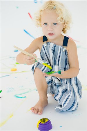 earth painting - Girl painting on her palm Stock Photo - Premium Royalty-Free, Code: 6108-05865584