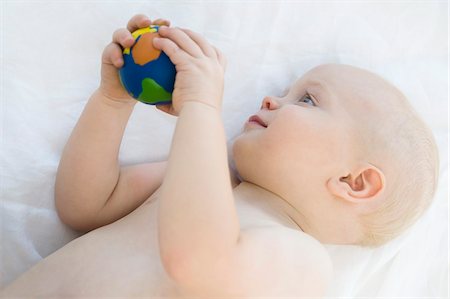 Baby boy holding a ball Foto de stock - Sin royalties Premium, Código: 6108-05865726