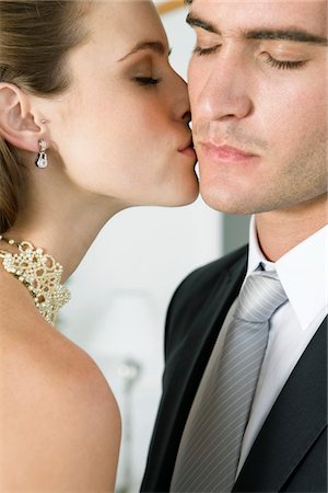 shirt collar - Bride kissing groom Foto de stock - Sin royalties Premium, Código: 6108-05866241