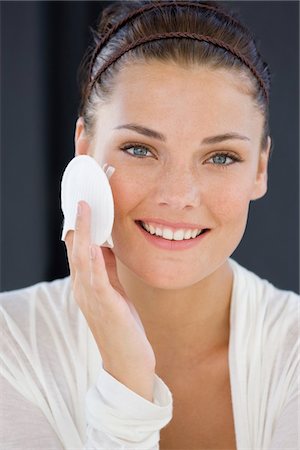 simsearch:6108-05873814,k - Portrait of a woman applying face powder Stock Photo - Premium Royalty-Free, Code: 6108-05866476