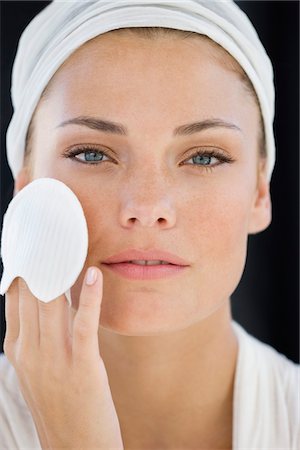 simsearch:6108-05873814,k - Portrait of a woman applying face powder Stock Photo - Premium Royalty-Free, Code: 6108-05866480