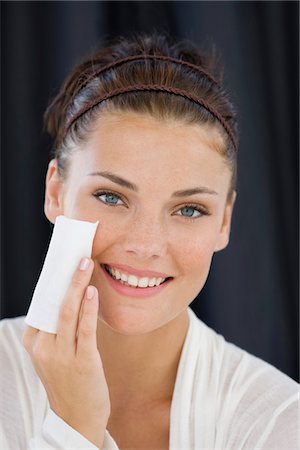simsearch:6108-05863589,k - Woman cleaning her face with a tissue paper Foto de stock - Sin royalties Premium, Código: 6108-05866496